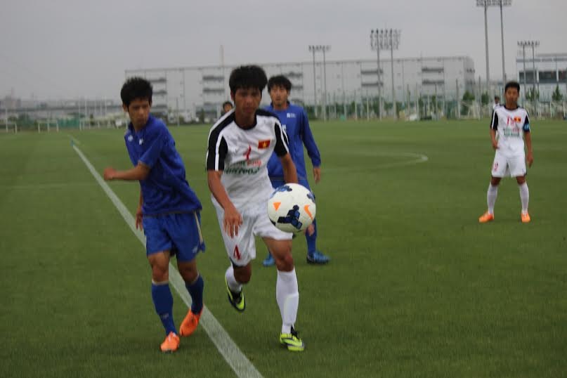 Tiền vệ Phạm Trùm Tỉnh được mang băng thủ quân ở trận đấu này. Ở trận thắng U18 Cerezo Osaka trước đó, vinh dự này thuộc về Công Phượng.