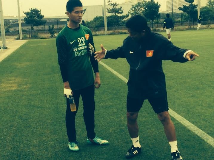 HLV thủ môn Nguyễn Hồng Phẩm chỉ bảo học trò về khả năng chống bóng bổng sau khi trận đấu kết thúc.