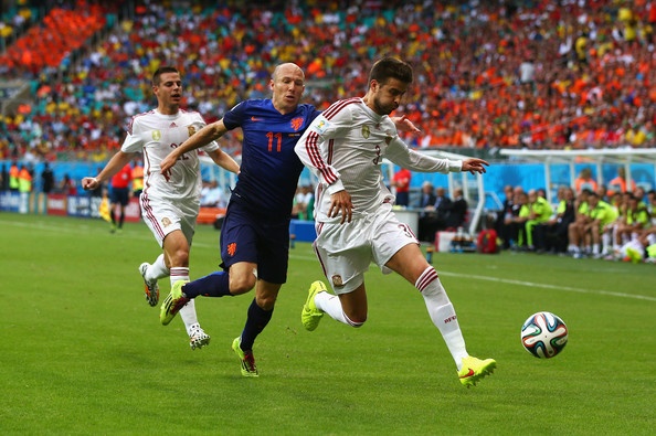 Pique sẽ nhường chỗ cho Javi Martinez ở trung tâm hàng phòng ngự Tây Ban Nha.