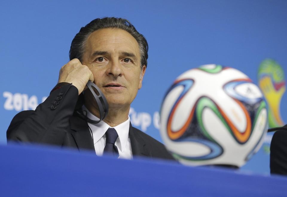 Italy ngan thoi tiet, hut luc luong khi gap Costa Rica hinh anh