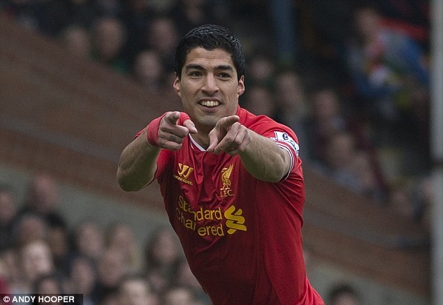Suarez đạt phong độ cực cao trong màu áo Liverpool mùa trước nhưng vẫn không xóa hết được ác cảm của 1 bộ phận CĐV Anh do những hành vi phân biệt chủng tộc, đóng kịch hay cắn vào tay đối phương của Suarez.