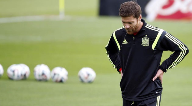 Xabi Alonso tiet lo co mat, noi bo Tay Ban Nha ran nut hinh anh