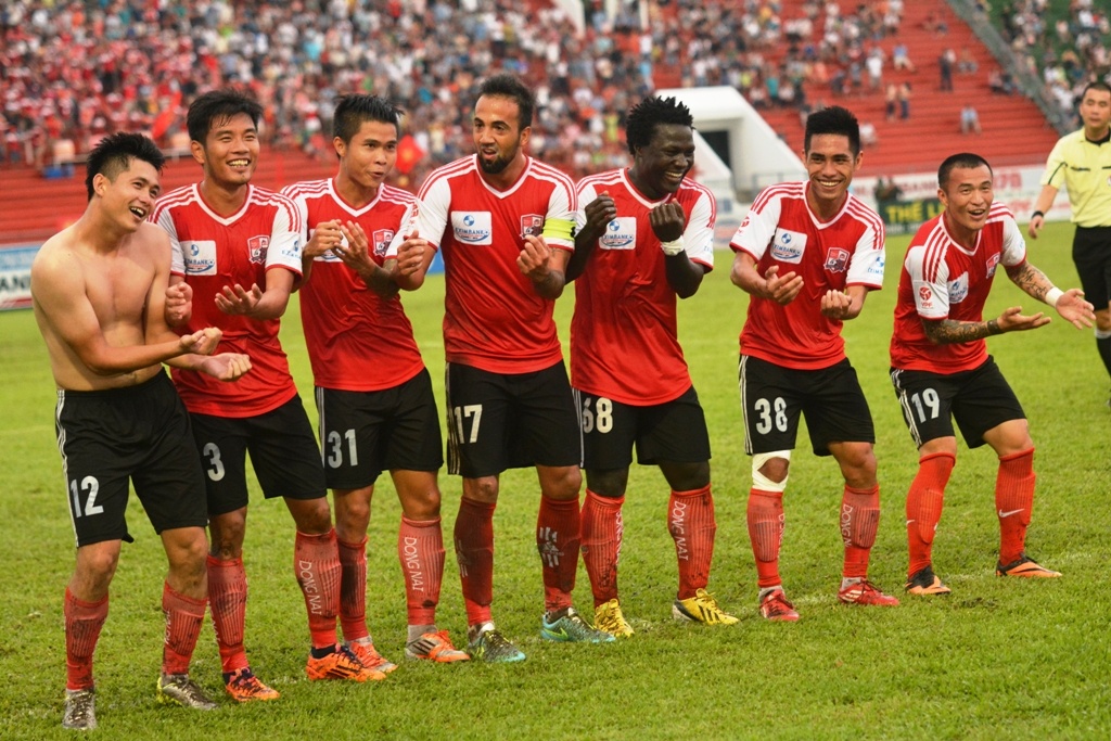 Cau thu Dong Nai tai hien dieu ru con cua Bebeto hinh anh