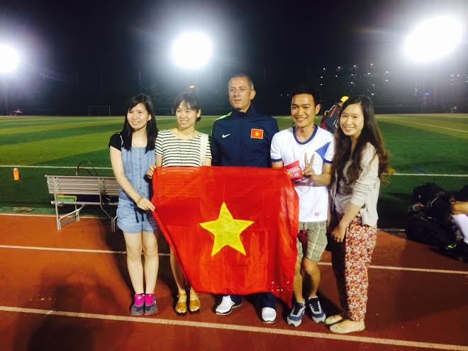 Nhiều sinh viên Việt Nam đang học tập tại Nhật đến cổ vũ U19 thi đấu.