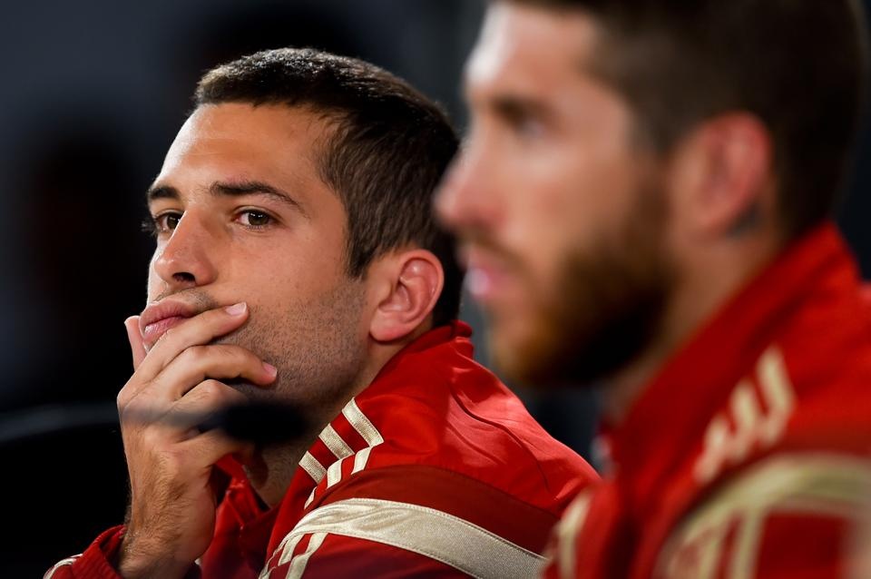 Jordi Alba nổi điên vô cớ với phóng viên. Ở trận gặp Hà Lan anh đã thi đấu tệ hại liên tục để Robben qua mặt. Ảnh: Getty Images.