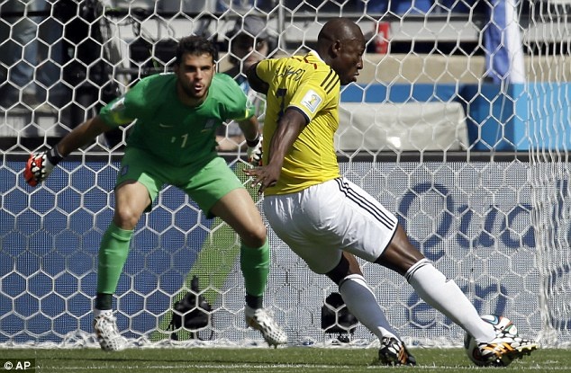 Pablo Armero ghi bàn đầu tiên trong chiến thắng 3-0 của Colombia trước Hy Lạp.