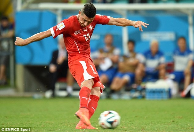 Dzemailli chính là cầu thủ đầu tiên ghi bàn từ 1 tình huống sút phạt trực tiếp tại World Cup năm nay.