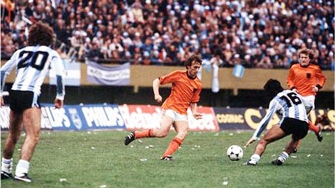 Các trận đấu của Argentina tại vòng bảng World Cup 1978 luôn diễn ra lúc gần nửa đêm khi đã có kết quả các trận đấu khác. Trước khi để thua Argentina 0-6, Peru chỉ để thủng 6 bàn/5 trận trước đó, đồng thời chỉ thua chính Argentina 1-3 ở trận đấu cách đó 3 tháng. Nhà độc tài Videla được cho là đã nhúng tay