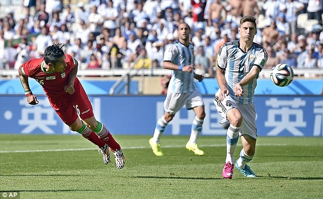 Cú đánh đầu suýt thành bàn của Reza trong trận đấu với Argentina.
