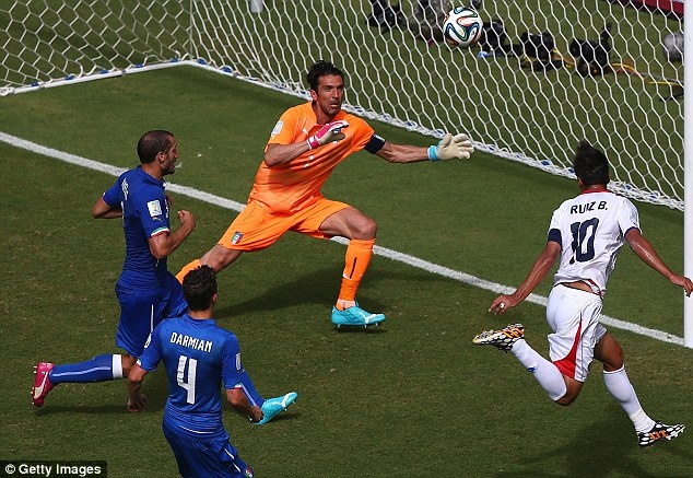 Ruiz đánh đầu ghi bàn giúp Costa Rica đánh bại Italy 1-0, qua đó giúp đội bóng Trung Mỹ lần đầu tiên vào vòng knock-out World Cup kể từ năm 1990.