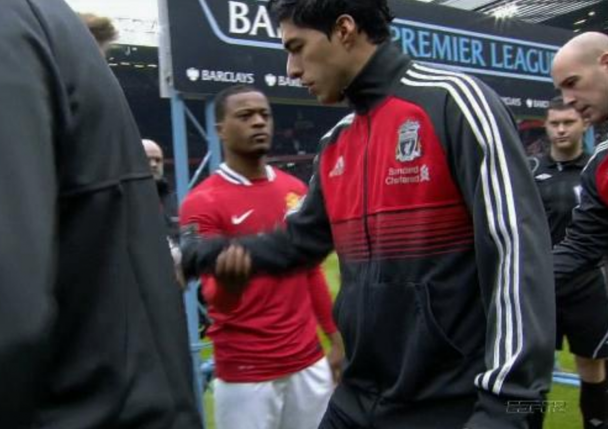 Khi Liverpool đến làm khách của M.U ở mùa bóng 2011-2012, Suarez đã không thèm bắt tay Patrick Evra mặc dù cầu thủ này đã chìa tay ra.