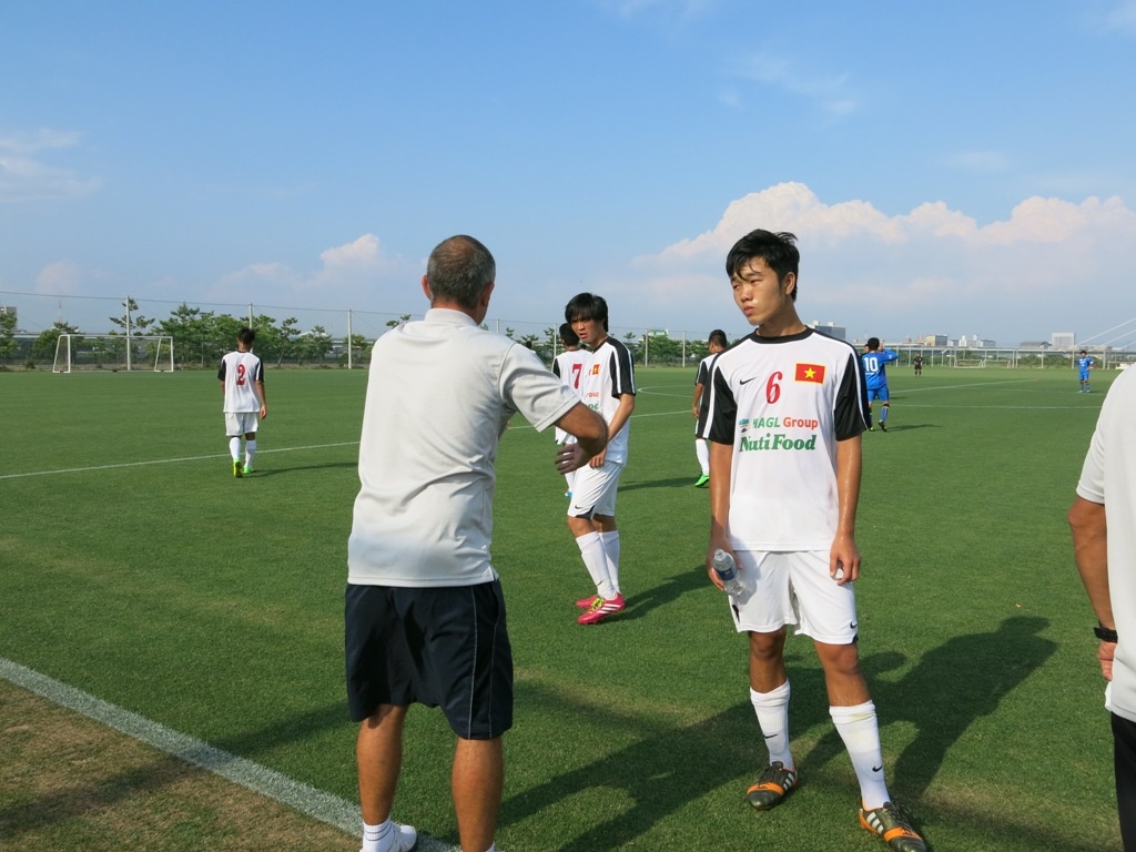 HLV Graechen chỉ đạo các cầu thủ ngoài đường biên.