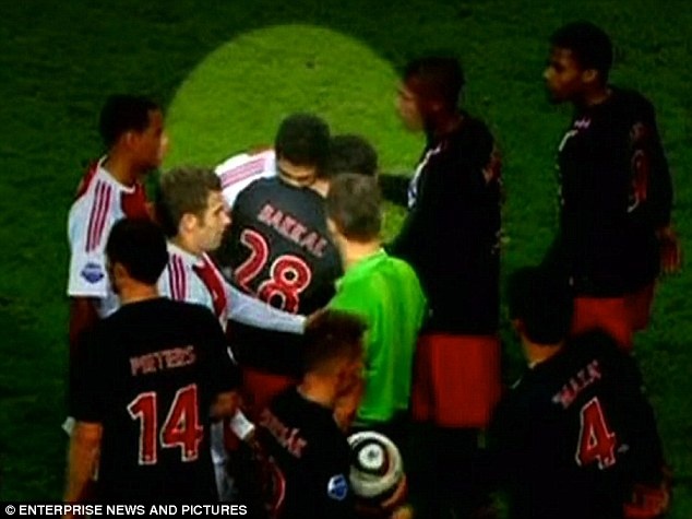 Lần đầu tiên Suarez thi triển món cẩu xực là khi anh cắn vào tai Otman Bakkal của PSV vào năm 2010. Khi đó, tiền đạo này vẫn đang chơi cho Ajax và với hành vi thô thiển này, Suarez bị cấm thi đấu 7 trận.