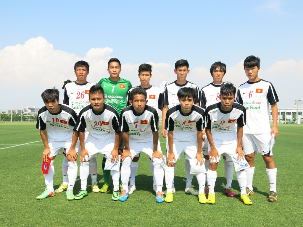 Đội hình thi đấu hiệp 1 và 2 của U19 Việt Nam. Công Phượng tiếp tục được làm đội trưởng thay Tuấn Anh.