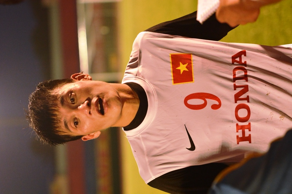 Lê Công Vinh dành những lời có cánh cho tân HLV ĐTVN Toshiya Miura trong ngày tập luyện đầu tiên. Theo anh, những bài tập của Miura đã giúp các cầu thủ rất hưng phấn, tập hăng say dù cường độ cao.