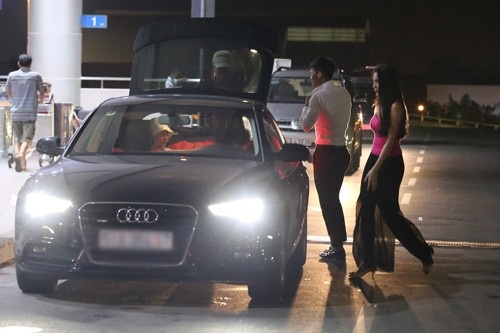 Cong Vinh duoc ba xa Thuy Tien dua di hoi quan hinh anh