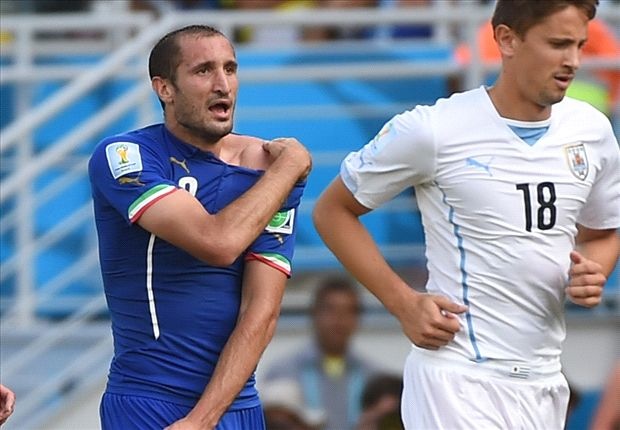 Chiellini: ‘An phat cho Luis Suarez la qua nang’ hinh anh