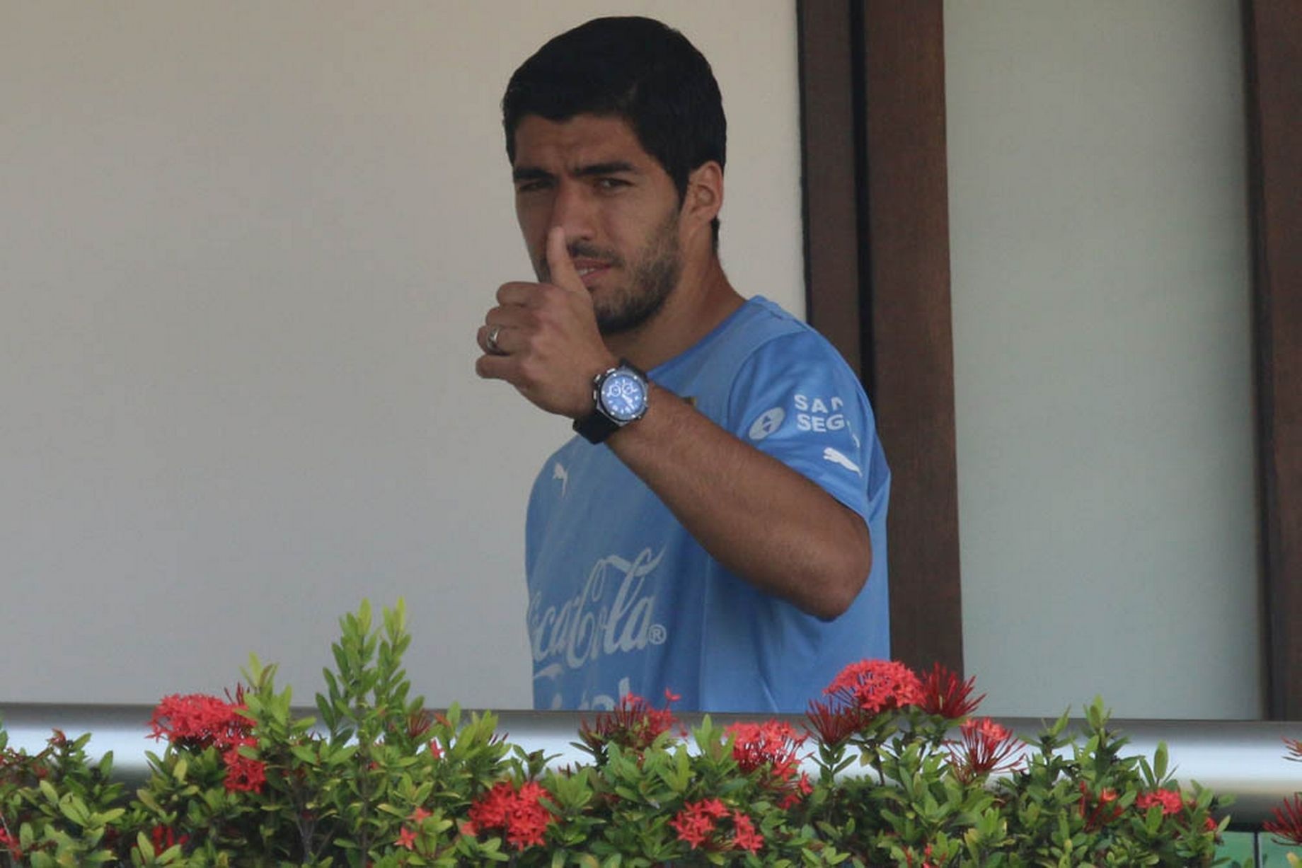 Ba noi Suarez: ‘Chau toi bi doi xu nhu mot con cho’ hinh anh