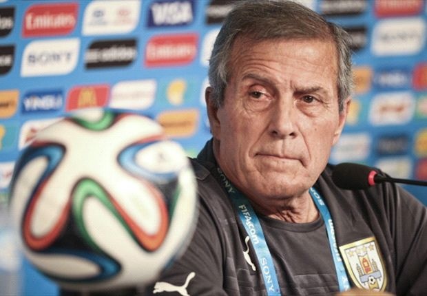 Vi Suarez, HLV Uruguay ‘quay tung’ cuoc hop bao hinh anh