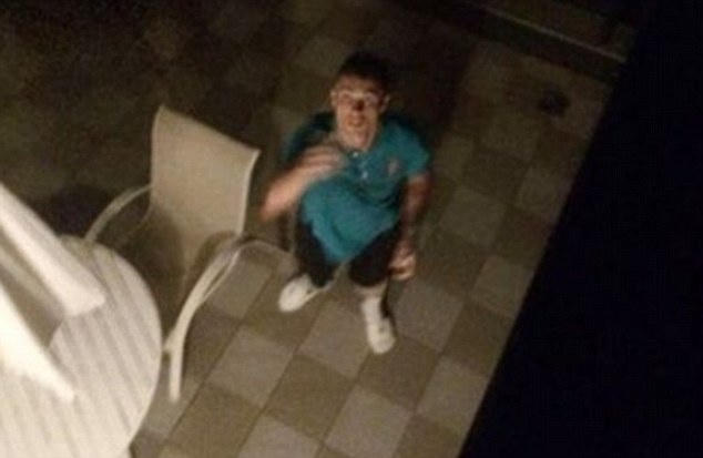 CDV dot nhap vao phong ngu, nam thu gian tren giuong Ronaldo hinh anh