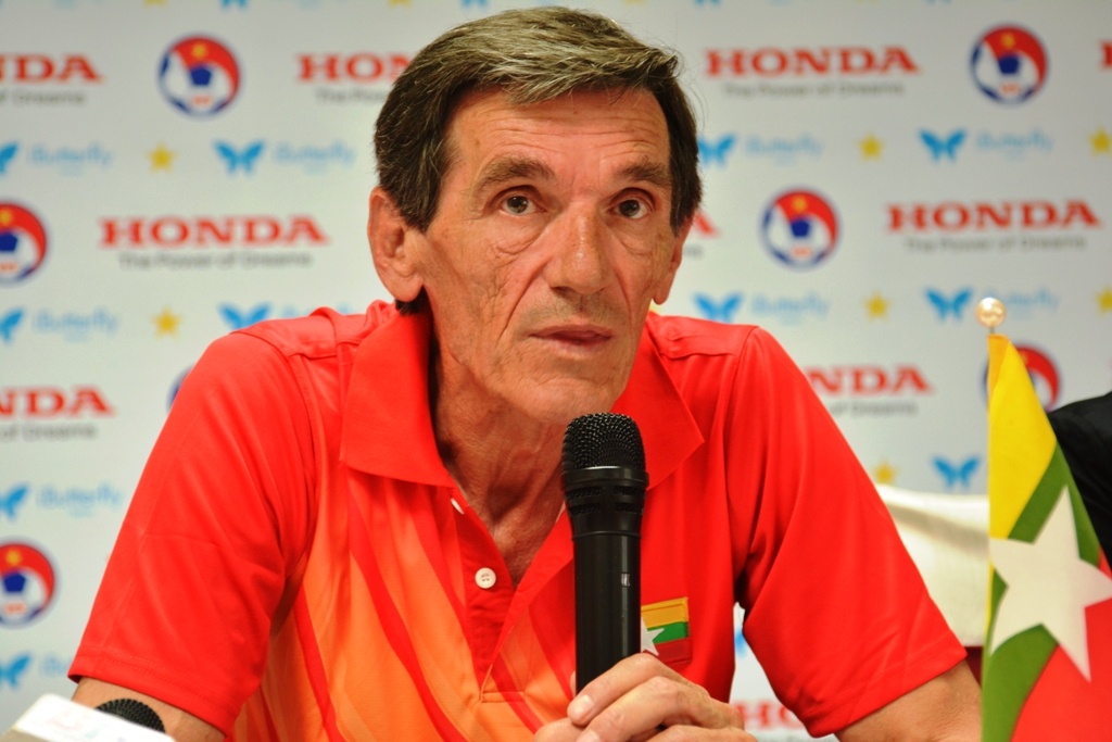 HLV Radojko Avramovic hiện đang nhận mức lương khoảng <abbr class=