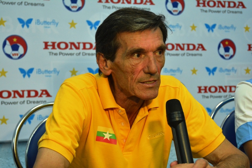 HLV Avramovic không giấu được sự thất vọng khi để thua quá đậm trước ĐTVN.