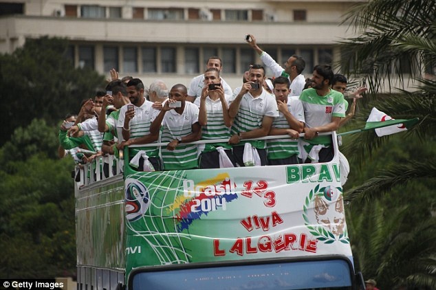 Các cầu thủ Algeria đã chinh phục được hoàn toàn trái tim người hâm mộ bóng đá quê nhà vì hành động cao đẹp của mình. Ảnh: Getty Images.