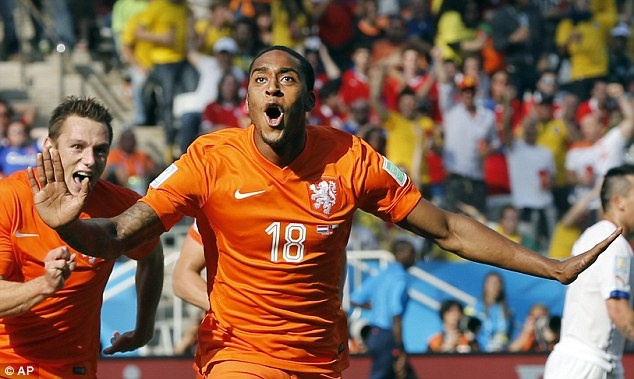 Leroy Fer ghi bàn vào lưới Chile chỉ ít phút sau khi được Louis van Gaal tung vào sân.