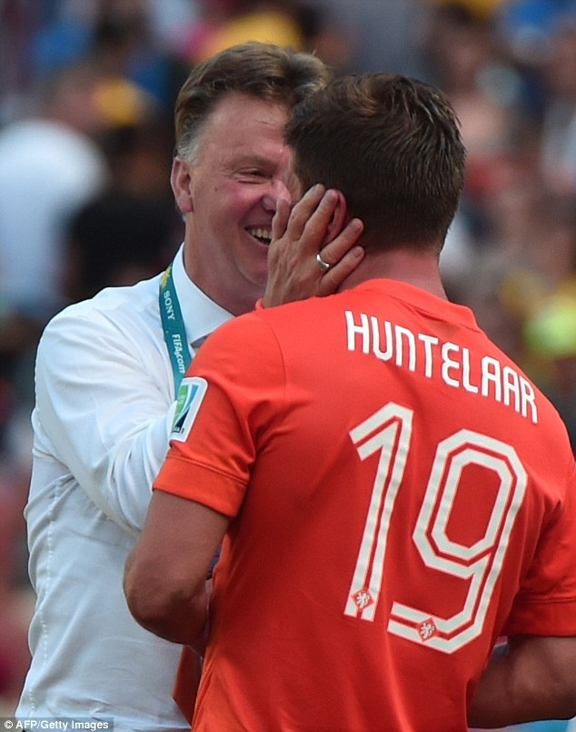 Van Gaal chứng tỏ mình là bậc thầy về thay người. Huntelaar khi được ông tung vào sân những phút cuối trận gặp Mexico đã ghi 1 bàn, kiến tạo 1 bàn dù chỉ có 7 lần chạm bóng.
