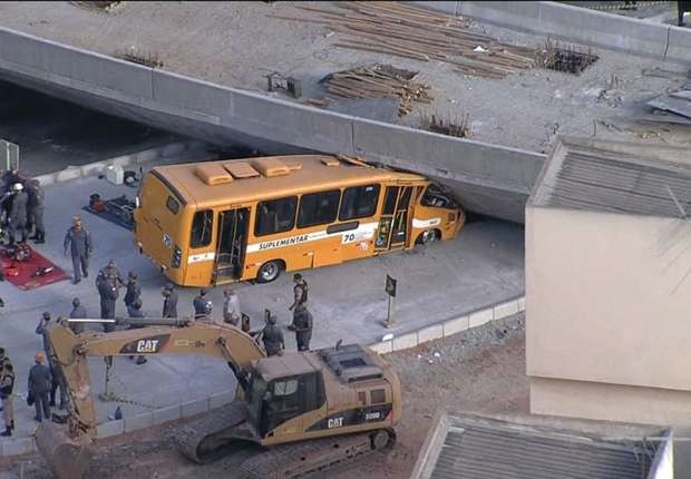 Sap cau kinh hoang o dia diem to chuc World Cup hinh anh