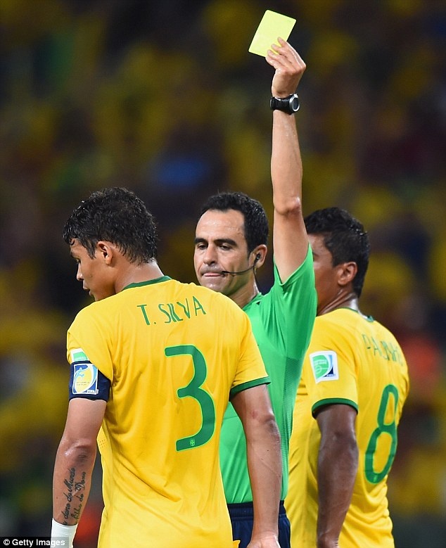 Trọng tài Velasco đã rất nhân nhượng trước những tình huống phạm lỗi của các cầu thủ Brazil.