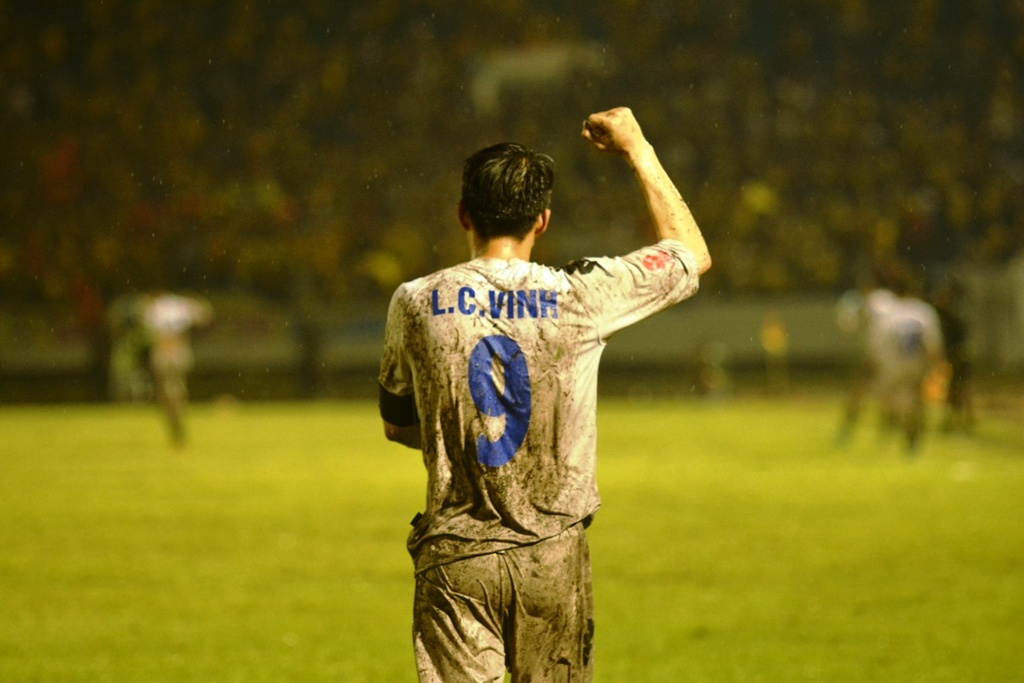 Cong Vinh 'tam bun' ghi ban 106 tai V.League hinh anh