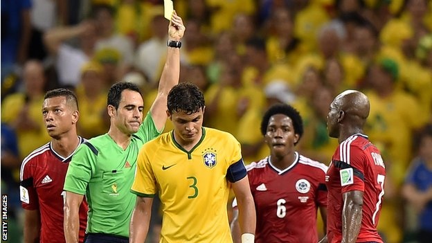 Thiago Silva nhận thẻ vàng lãng nhách ở tứ kết dẫn đến việc bị treo giò. Khả năng kháng cáo thành công của anh không cao. Ảnh: Getty Images.
