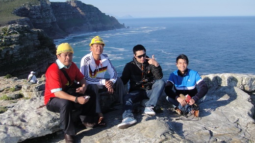 Hoàn “say” và Sáng “Củ Chi” (bên trái) tại mũi Hảo Vọng, Nam Phi