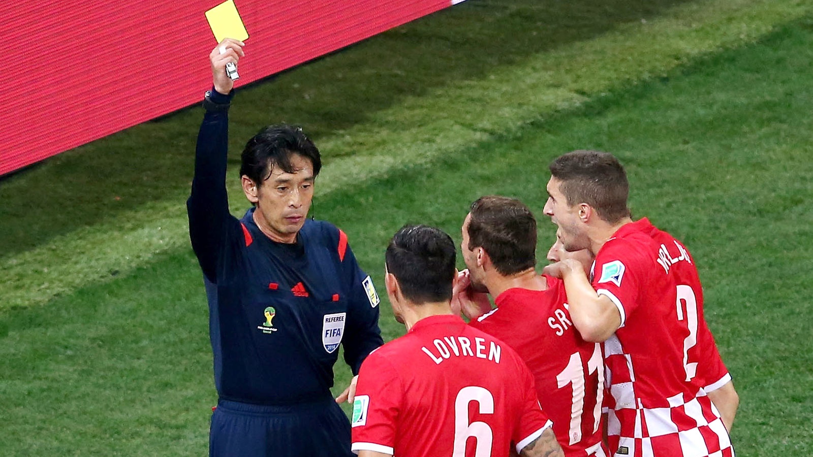Yunichi Nishimura được FIFA đánh giá rất cao. Việc 1 trọng tài điều khiển trận khai mạc lẫn chung kết không có gì lạ. Năm 2006, ông Horacio Elizondo của Aregentina đã có vinh dự này khi điều khiển trận Đức- Costa Rica rồi sau đó là trận chung kết giữa Pháp- Italy nơi ông rút thẻ đỏ sau cú
