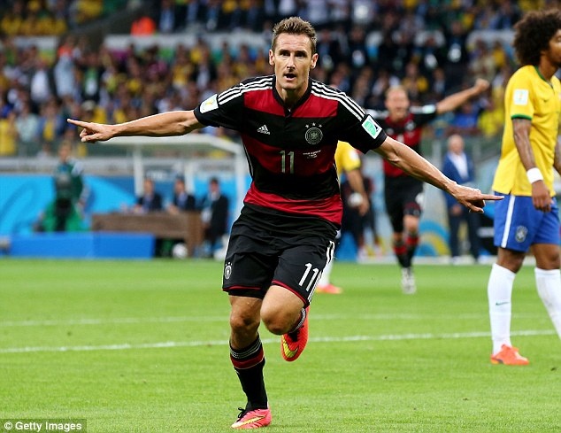 Vuot qua Ro ‘beo’, Klose dap vo hang loat ky luc hinh anh