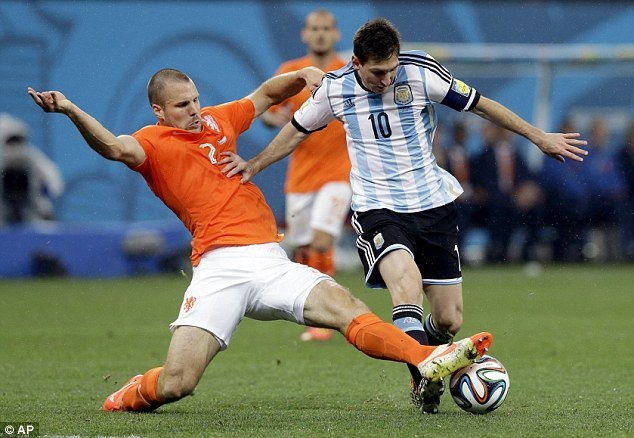 Ron Vlaar đã chơi cực hay trong trận nhưng lại đá hỏng ở loạt sút luân lưu.