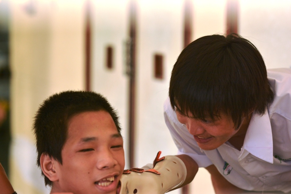 U19 Viet Nam tang qua cho tre khuyet tat, mo coi hinh anh