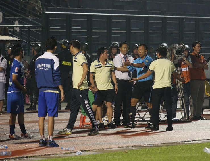 BHL HAGL có lý do để tức giận khi việc cúp điện diễn ra ngay sau khi họ có bàn gỡ 1-2.