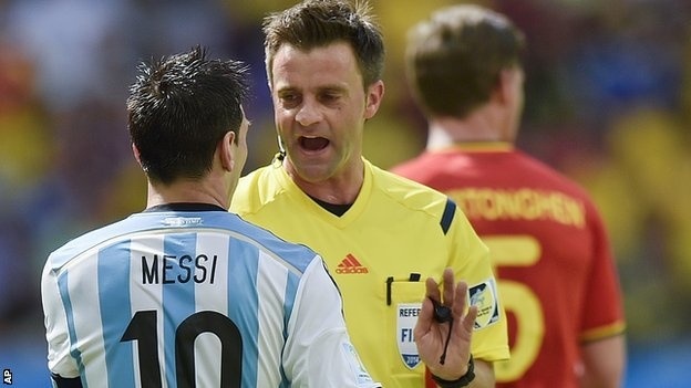 Nicola Rizzoli là 1 trong 6 trọng tài của châu Âu được FIFA giữ lại để chọn điều khiển trận chung kết. Howard Webb, người từng điều khiển trận chung kết 4 năm về trước cũng nằm trong số này nhưng không được chọn.