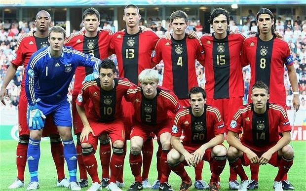 Đội hình U21 Đức vô địch châu Âu năm 2009 với Mats Hummels, Neuer, Boateng, Ozil, Hoewedes và Khedira (đội trưởng) đá chính ở trận chung kết.