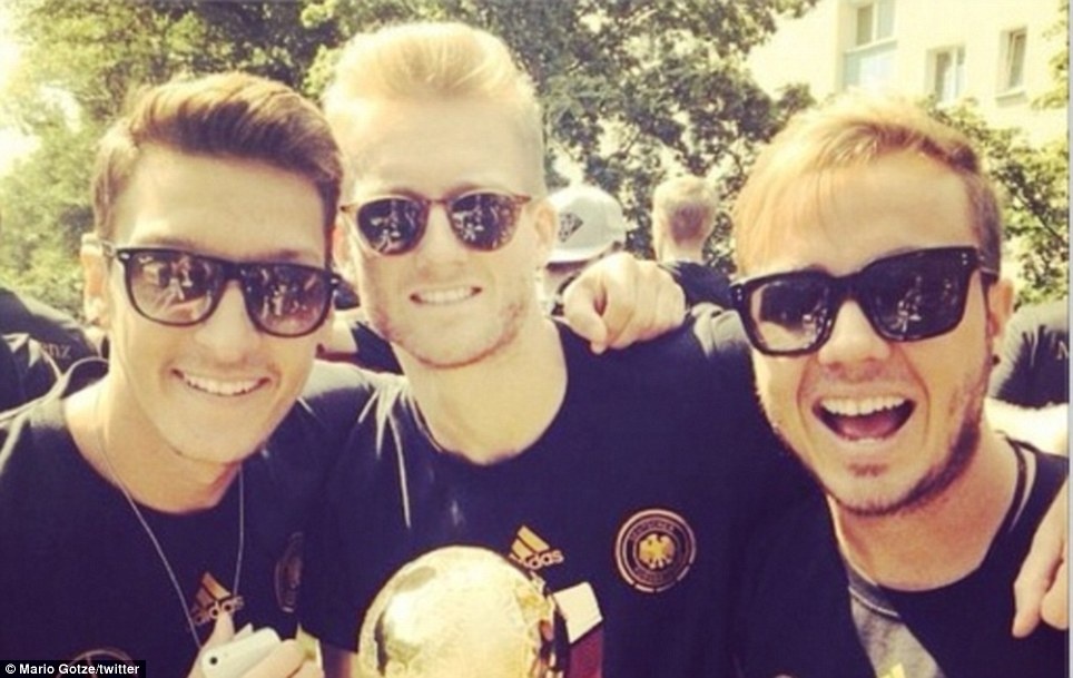 Các cầu thủ như Ozil, Mario Gotze cũng không quên chụp hình tự sướng trên xe buýt diễu hành rồi đăng lên mạng xã hội. Twitter của Ozil có hơn 7,4 triệu người theo dõi. Anh đăng 1 tấm hình cùng dòng chú thích: 