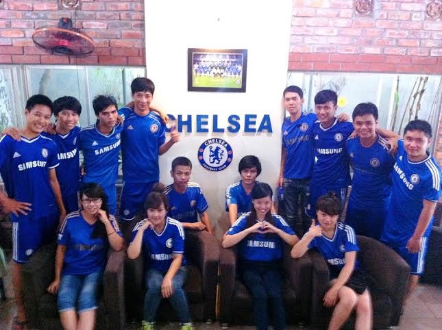 Hội cổ động viên Chelsea tại Huế.