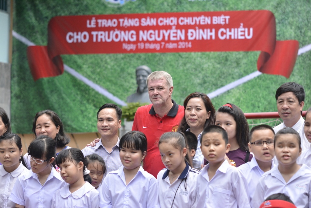 Huyen thoai M.U Pallister choi bong cung cac em khiem thi hinh anh