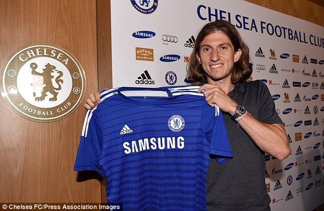 Chelsea ngung mua sam sau thuong vu Filipe Luis hinh anh