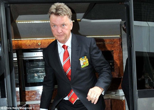 M.U len danh sach 25 cau thu du dau: Vang Van Persie, Evra hinh anh