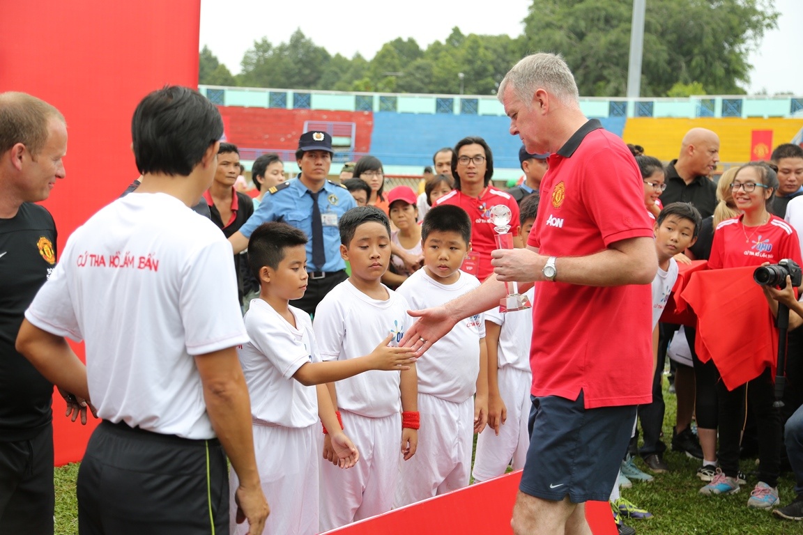 Huyền thoại của M.U trao giải cho những em xuất sắc nhất trong số 24 em được vào VCK. 