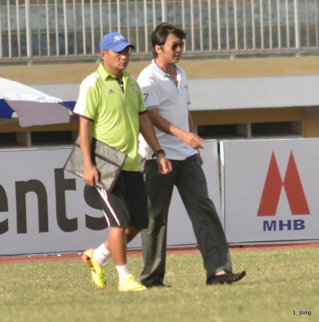 Lê Huỳnh Đức có những trao đổi với HLV Lê Văn Hà nhưng vẫn không giúp U17 SHB.Đà Nẵng có được chiến thắng.