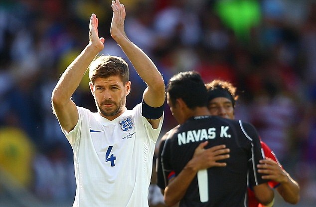 Steven Gerrard gia tu DT Anh hinh anh