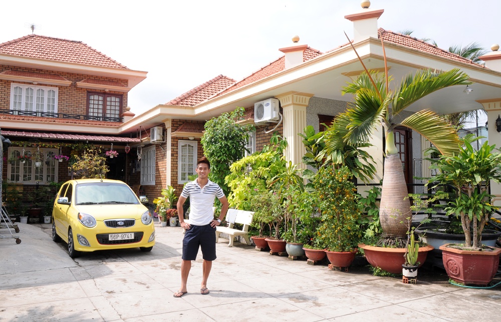 Nguyễn Thành Long Giang trước căn nhà của gia đình ở thị xã Gò Công (Tiền Giang). Ảnh: Megafun.